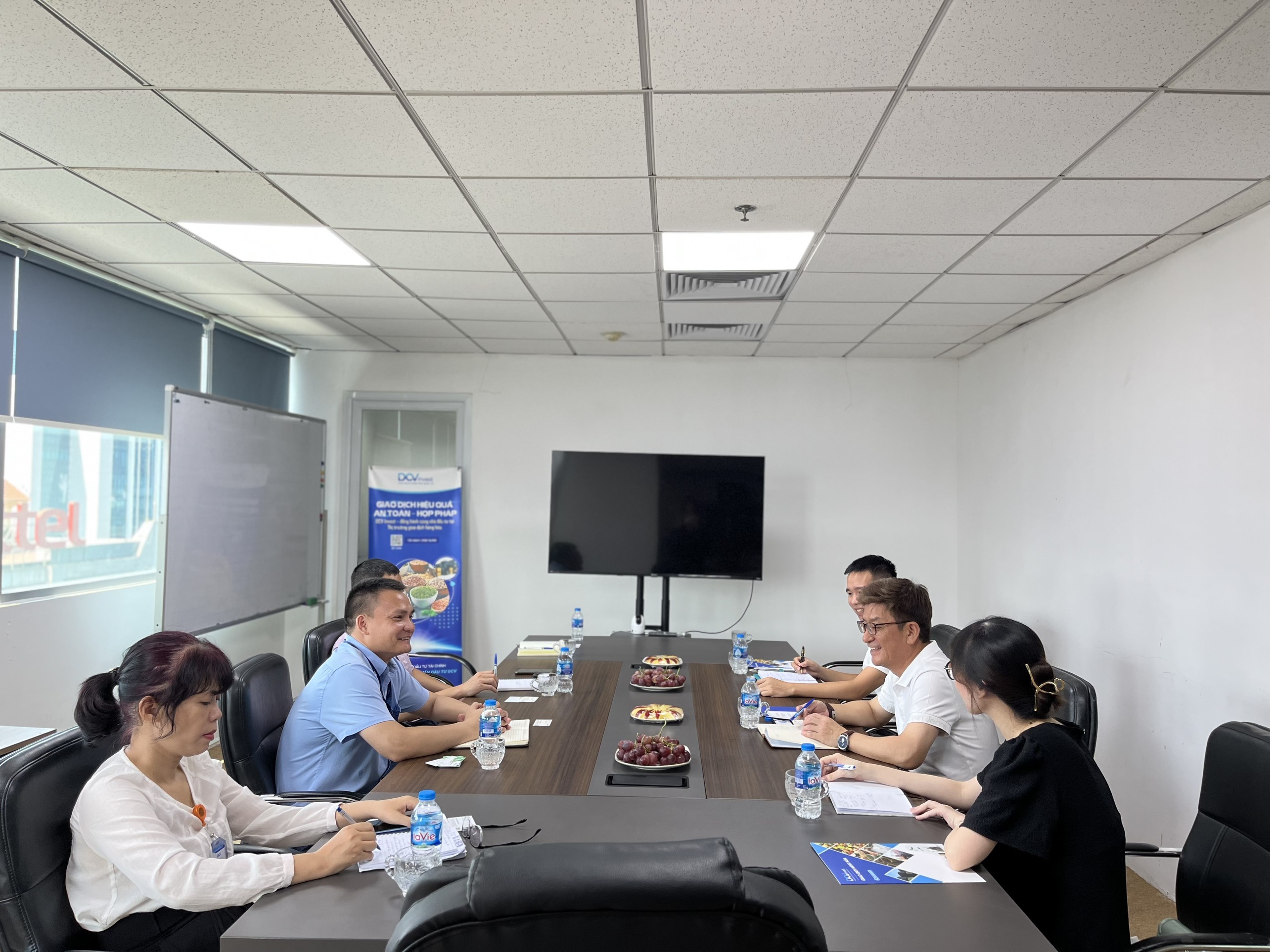 Ông Nguyễn Văn Thi – Chủ tịch Hội đồng quản trị (bên trái), đại diện Hội đồng Quản trị DCV tổ chức tiếp đón đoàn lãnh đạo EPAY.