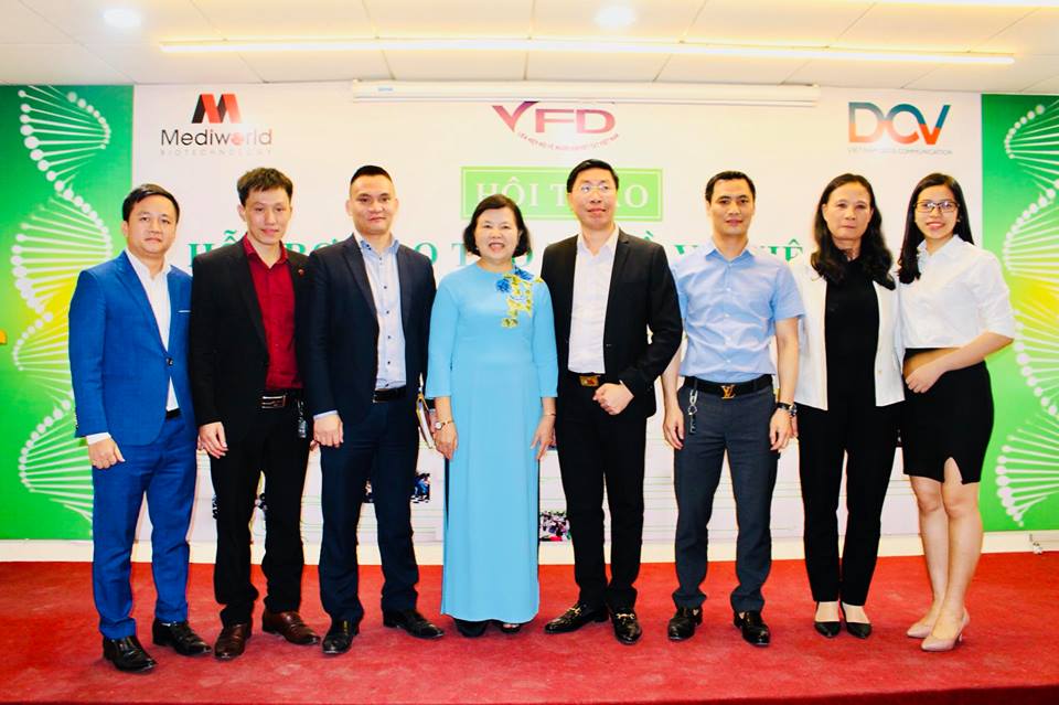 (TGĐ – (ông) Nguyễn Văn Thi cùng đại diện Liên hiệp hội về Người khuyết tật Việt Nam – Nhà giáo nhân dân tiến sỹ. Đặng Quỳnh Mai (ở giữa) cùng đại diện các đơn vị hợp tác)