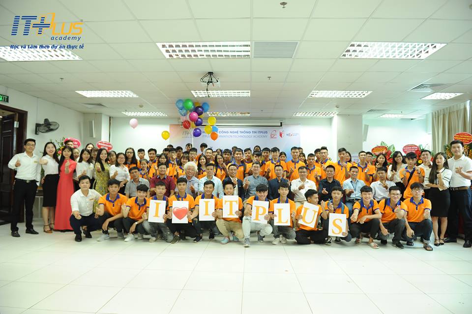 Chụp ảnh cùng khách mời, cùng toàn thể các giảng viên, tân sinh viên IT Plus