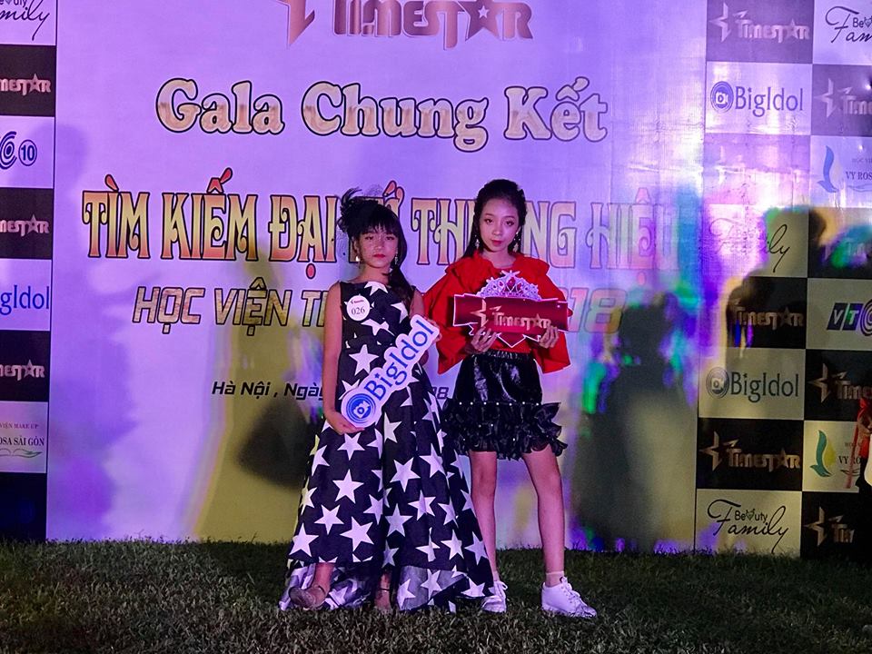 Các thí sinh nhí chụp ảnh cùng #hastag Big Idol.