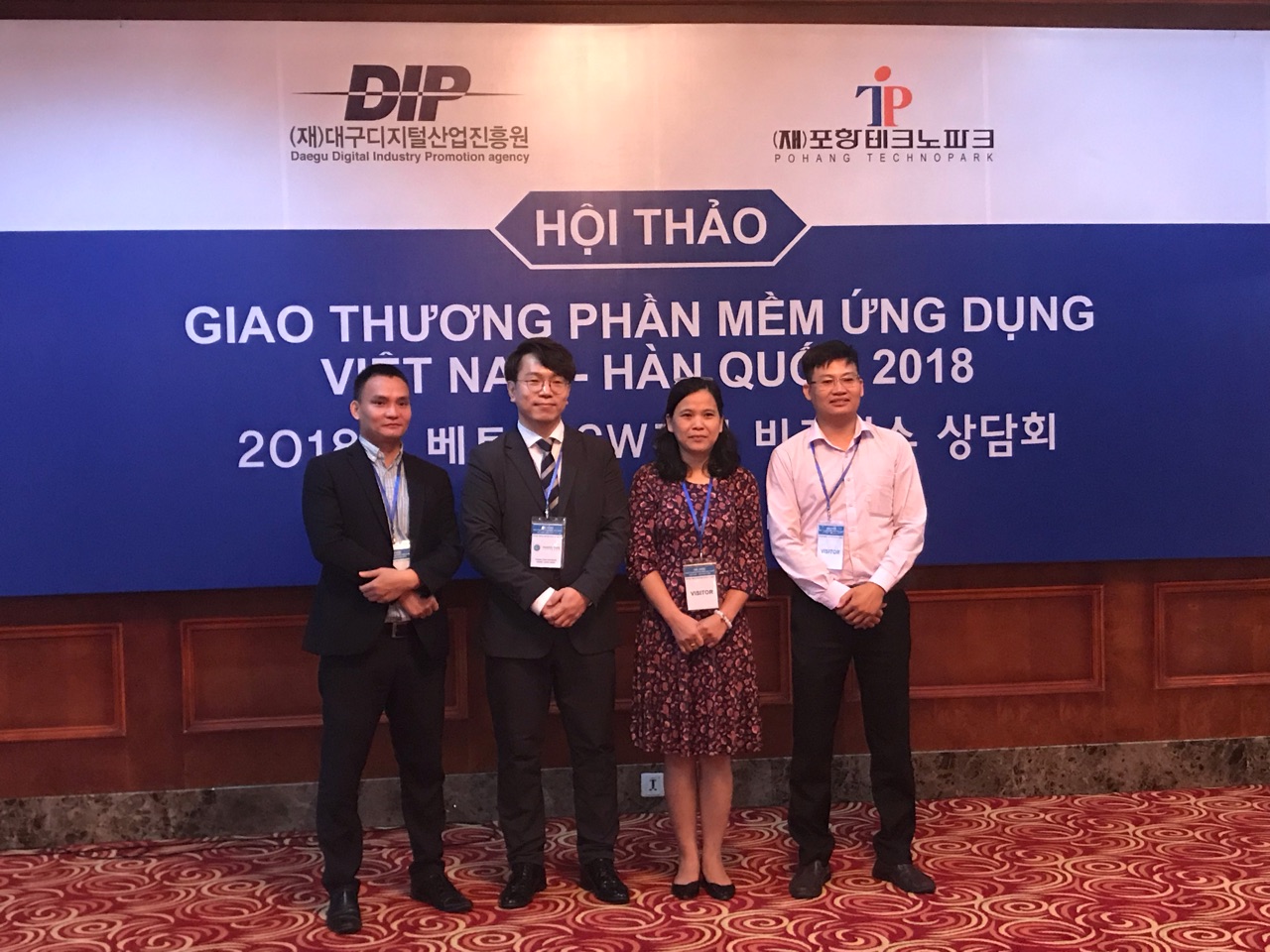 TGĐ. Nguyễn Văn Thi và PGĐ. Dương Công Đồng chụp ảnh cùng các đại diện Hàn Quốc.