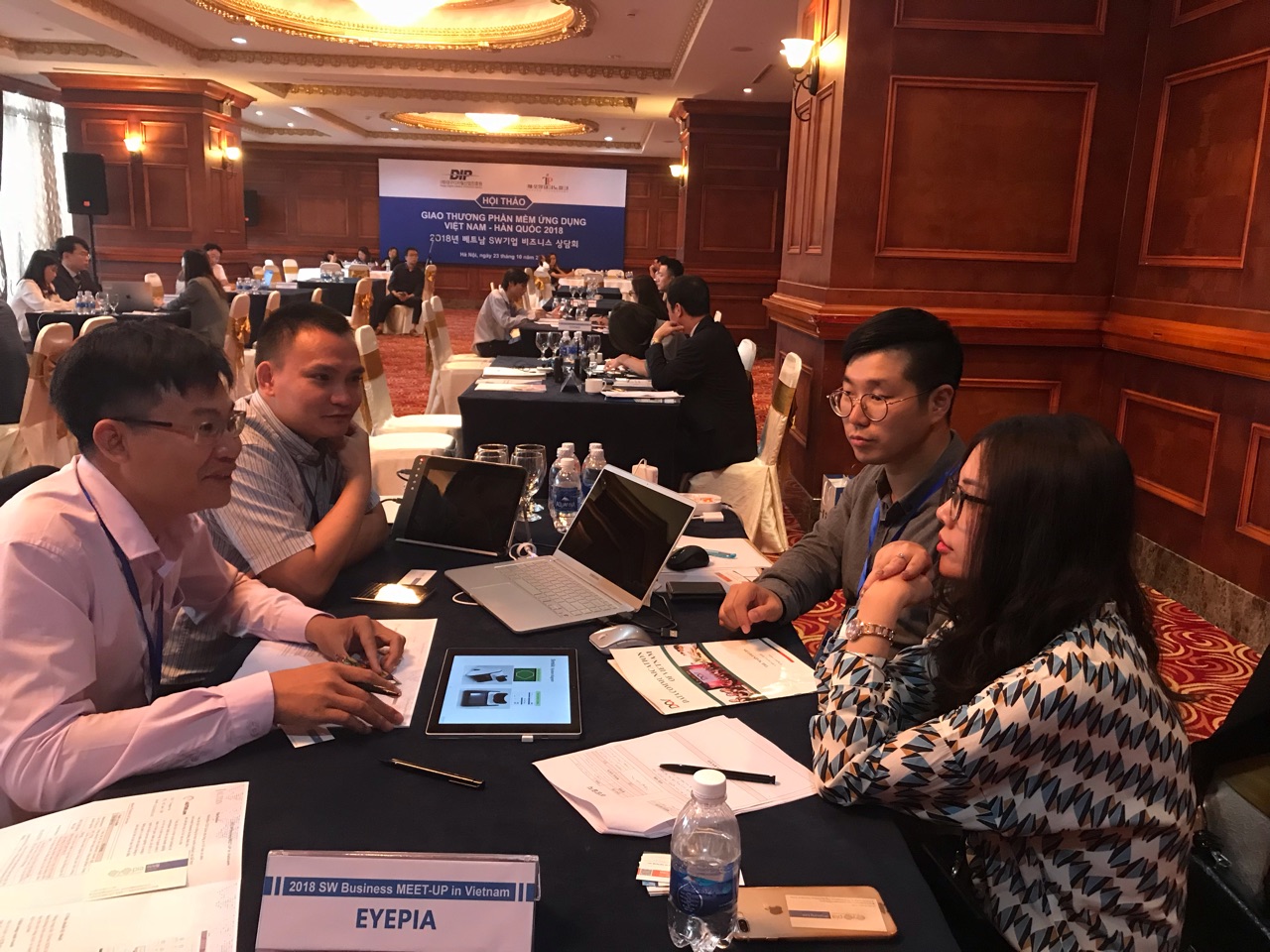 Ban giám đốc DCV trong quá trình tìm hiểu về các Phần mềm ứng dụng công nghệ mới.