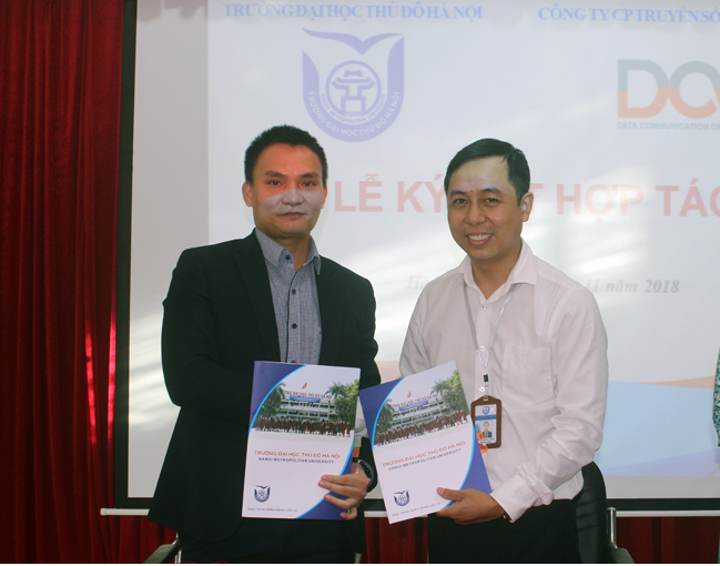 Lễ ký kết hợp tác giữa DCV và ĐH Thủ đô Hà Nội – Ông Nguyễn Văn Thi – TGĐ công ty CP truyền số liệu Việt Nam DCV (bên trái ảnh) tham gia ký kết hợp tác