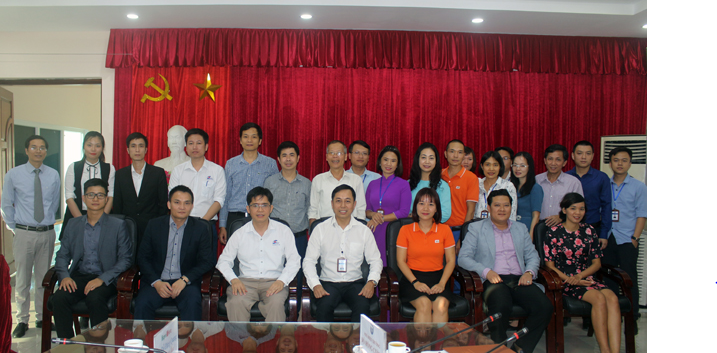 DCV cam kết sẽ phối hợp trong công tác đào tạo trong công tác nghiên cứu, giảng dạy về lĩnh vực công nghệ thông tin nhằm nâng cao chất lượng nguồn lực và tạo điều kiện cho sinh viên của trường tham gia làm việc thực tế tại doanh nghiệp. ( đại diện DCV chụp ảnh cùng các đối tác và nhà trường trong buổi ký kết)